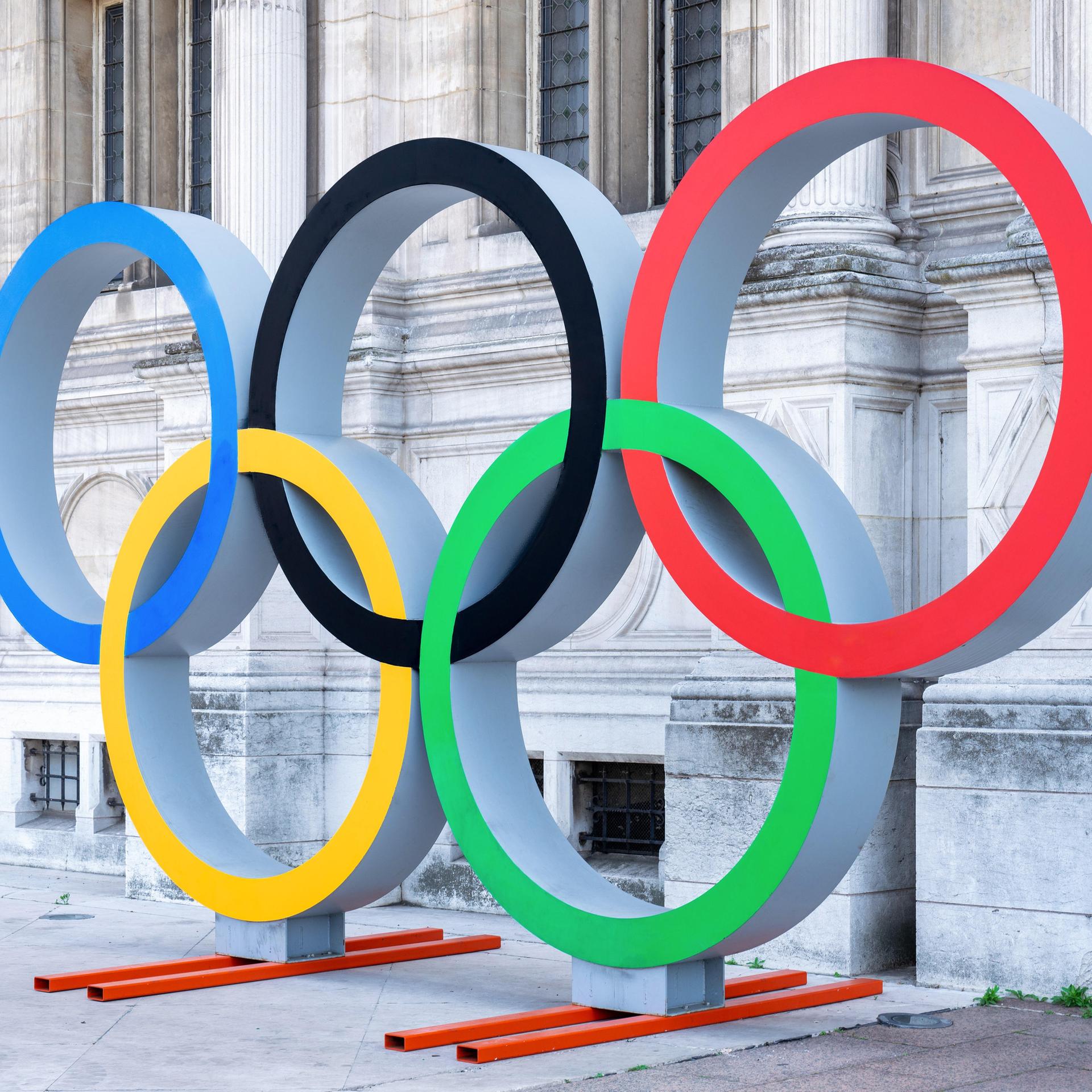 Die Olympischen Ringe werden vor dem Rathaus von Paris, wo die Sommerspiele 2024 stattfinden, präsentiert.