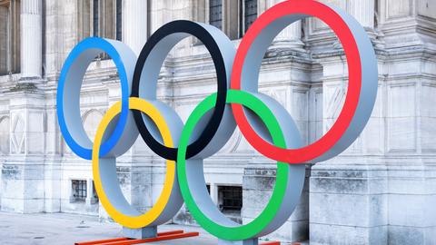 Die Olympischen Ringe werden vor dem Rathaus von Paris, wo die Sommerspiele 2024 stattfinden, präsentiert.