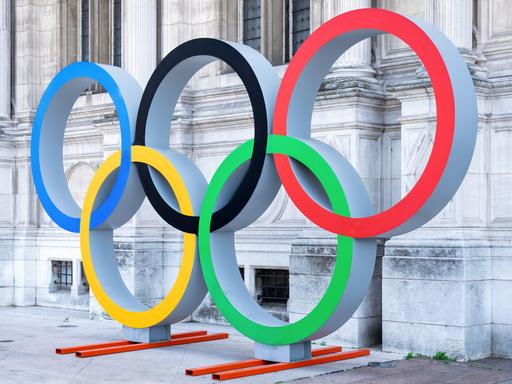 Die Olympischen Ringe werden vor dem Rathaus von Paris, wo die Sommerspiele 2024 stattfinden, präsentiert.