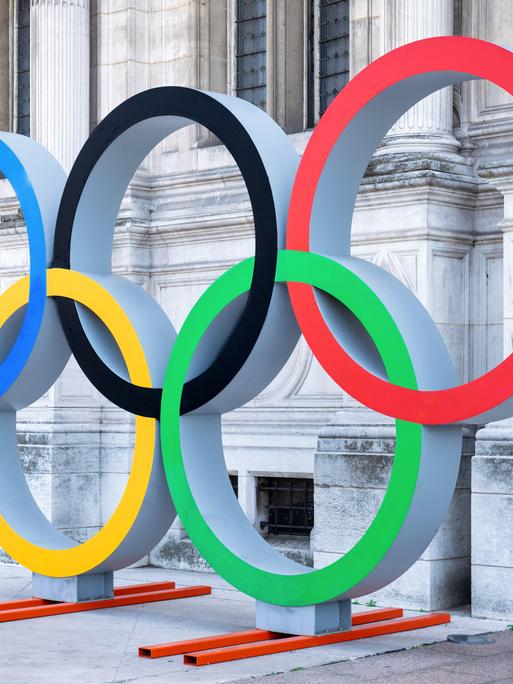 Die Olympischen Ringe werden vor dem Rathaus von Paris, wo die Sommerspiele 2024 stattfinden, präsentiert.