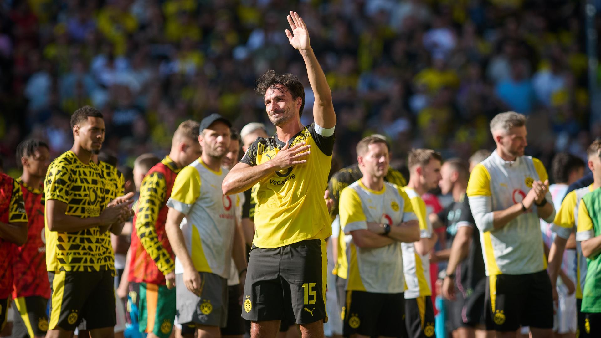 Borussia Dortmund - Juventus Turin: Mats Hummels (Mitte) winkt bei seiner Auswechslung. Borussia Dortmund - Juventus Turin: Mats Hummels (Mitte) winkt bei seiner Auswechslung.