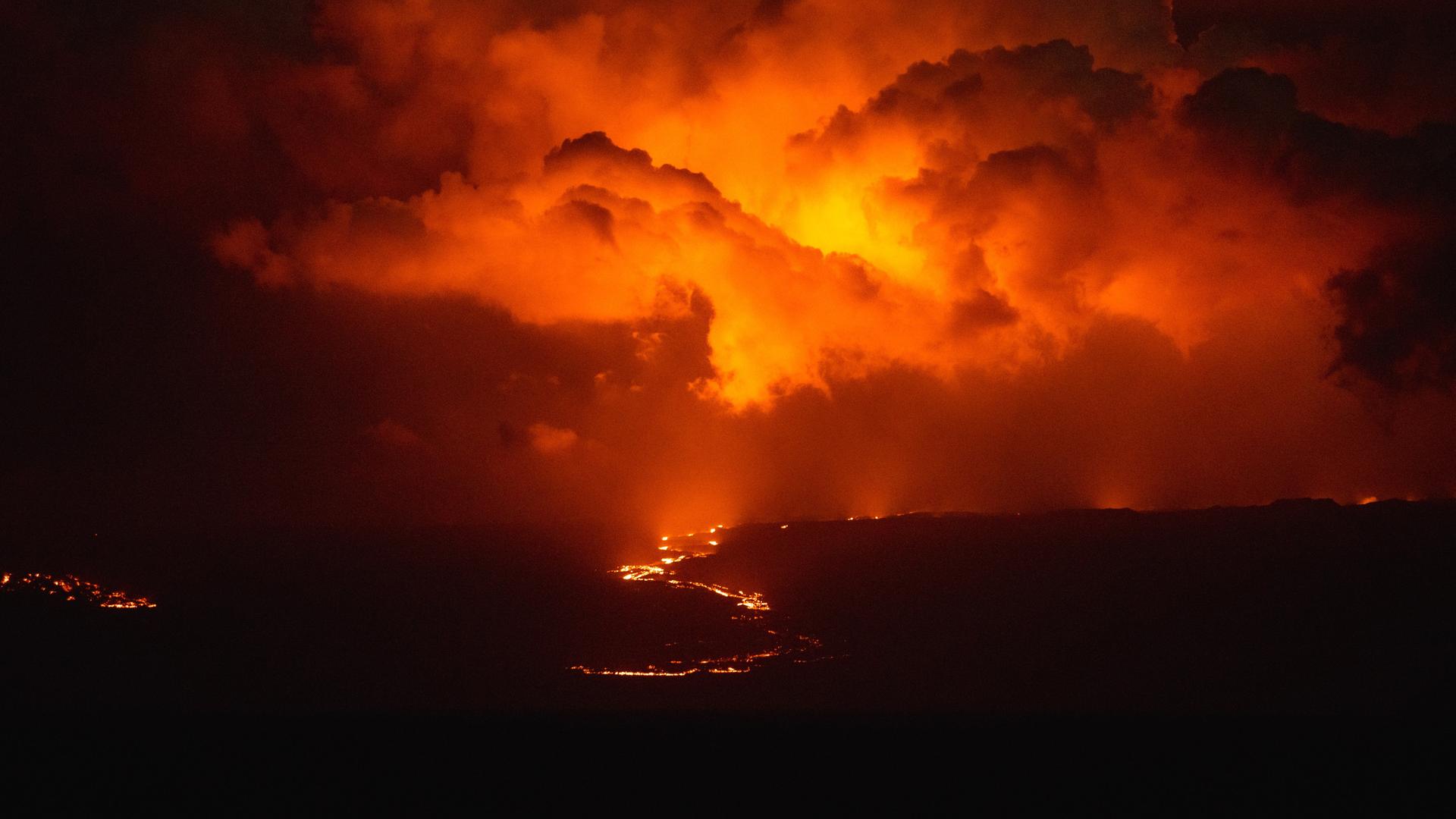Lavaströme fließen aus dem Vulkan Wolf, dem höchsten Vulkan auf den Galapagos-Inseln. 