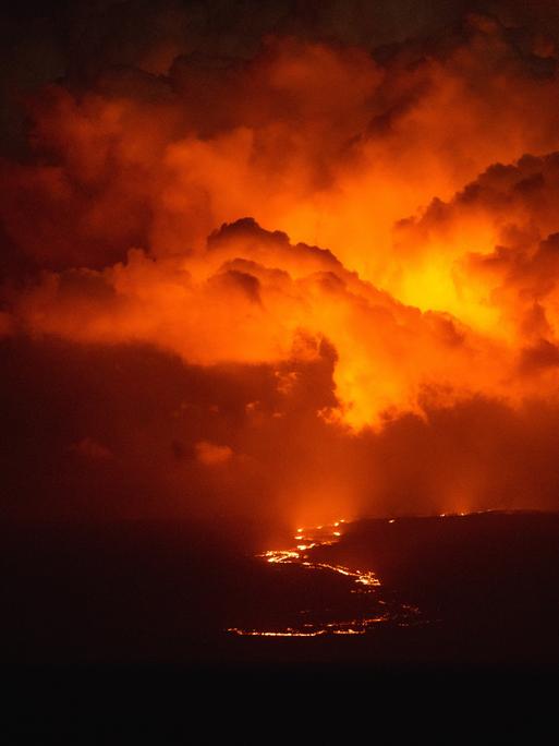 Lavaströme fließen aus dem Vulkan Wolf, dem höchsten Vulkan auf den Galapagos-Inseln. Lavaströme fließen aus dem Vulkan Wolf, dem höchsten Vulkan auf den Galapagos-Inseln.