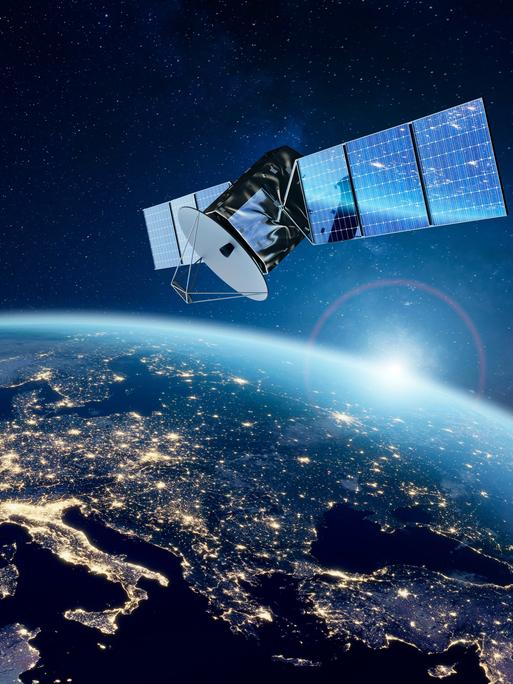 Ein Satellit schwebt über der nördlichen Erdhalbkugel, auf der nächtlichen Silhouette Europas, Nordafrikas und Vorderasiens sind künstliche Lichter zu sehen. (Illustration)