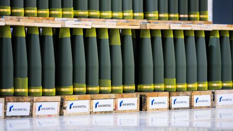 Blick auf aneinandergereihte Holzpaletten, auf denen Munition von Rheinmetall steht.