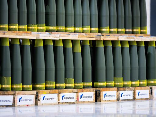 Blick auf aneinandergereihte Holzpaletten, auf denen Munition von Rheinmetall steht. Blick auf aneinandergereihte Holzpaletten, auf denen Munition von Rheinmetall steht.