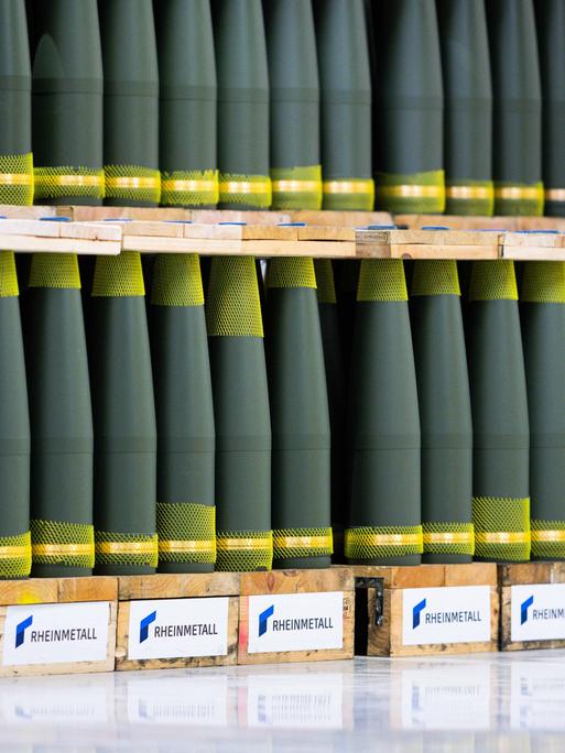 Blick auf aneinandergereihte Holzpaletten, auf denen Munition von Rheinmetall steht. Blick auf aneinandergereihte Holzpaletten, auf denen Munition von Rheinmetall steht.