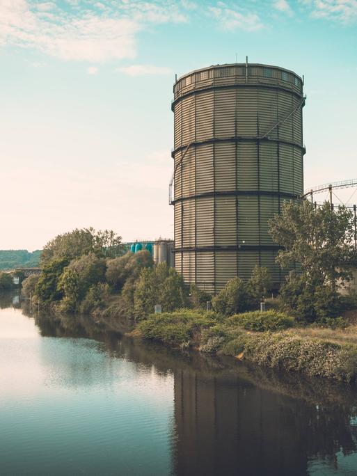 Ein Gasometer am Weltkulturerbe Völklinger Hütte an der Saar. 