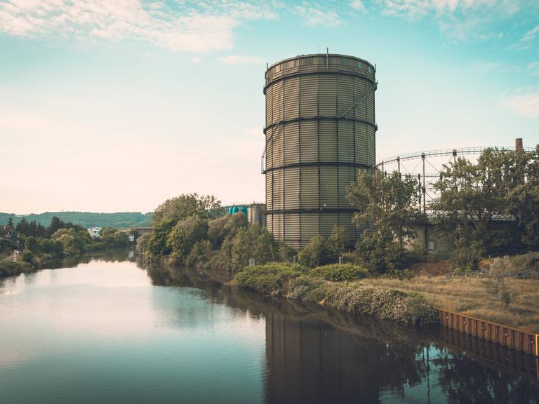 Ein Gasometer am Weltkulturerbe Völklinger Hütte an der Saar. 