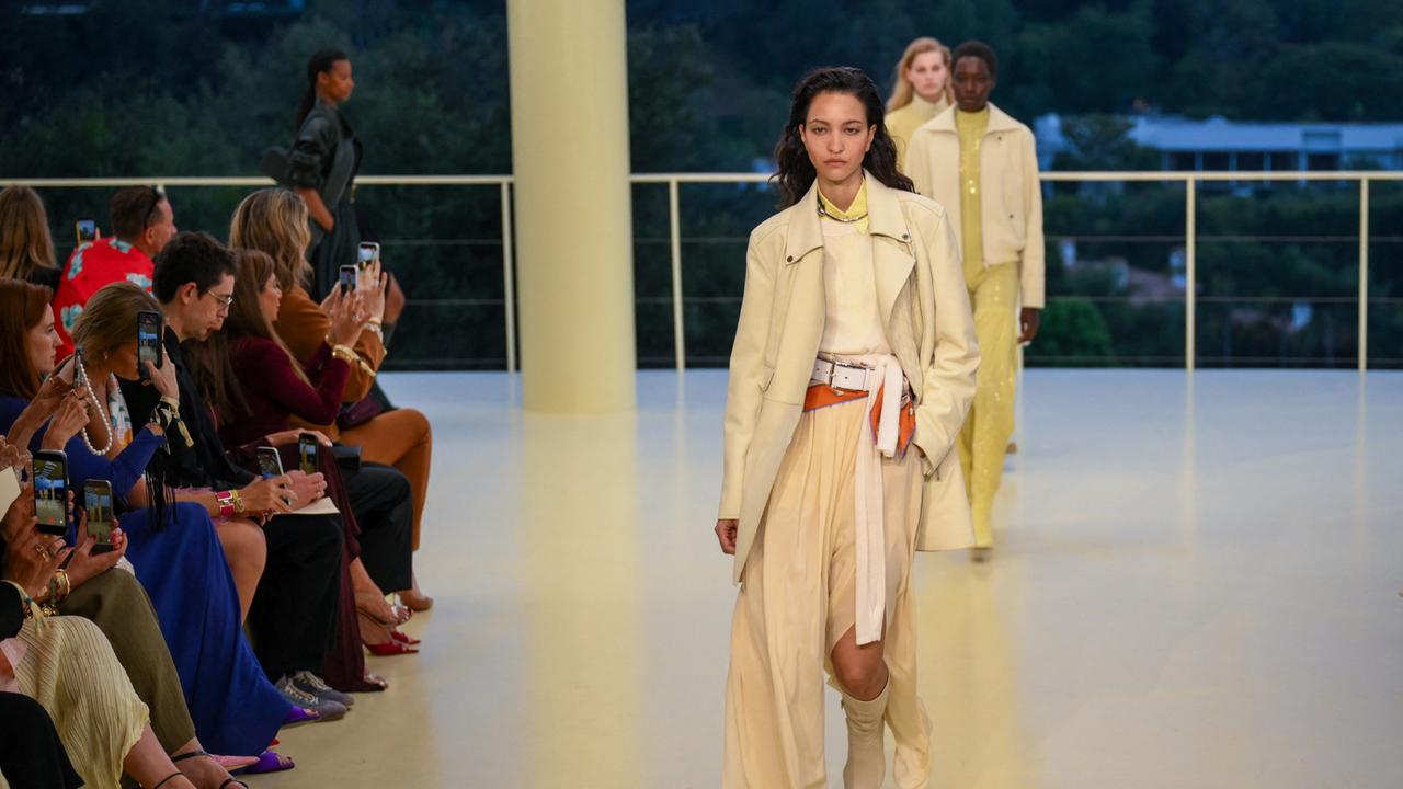 Models laufen am 4. Juni 2026 im Hotel Bel-Air in Los Angeles bei der Hermès-Modenschau über den Laufsteg.
      