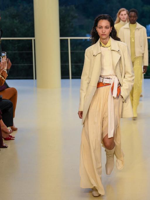 Models laufen am 4. Juni 2026 im Hotel Bel-Air in Los Angeles bei der Modenschau „The Second Chapter“ der Hermès Damenkonfektionskollektion Herbst/Winter 2026 über den Laufsteg.
      