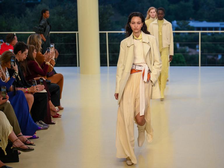 Models laufen am 4. Juni 2026 im Hotel Bel-Air in Los Angeles bei der Modenschau „The Second Chapter“ der Hermès Damenkonfektionskollektion Herbst/Winter 2026 über den Laufsteg.
      