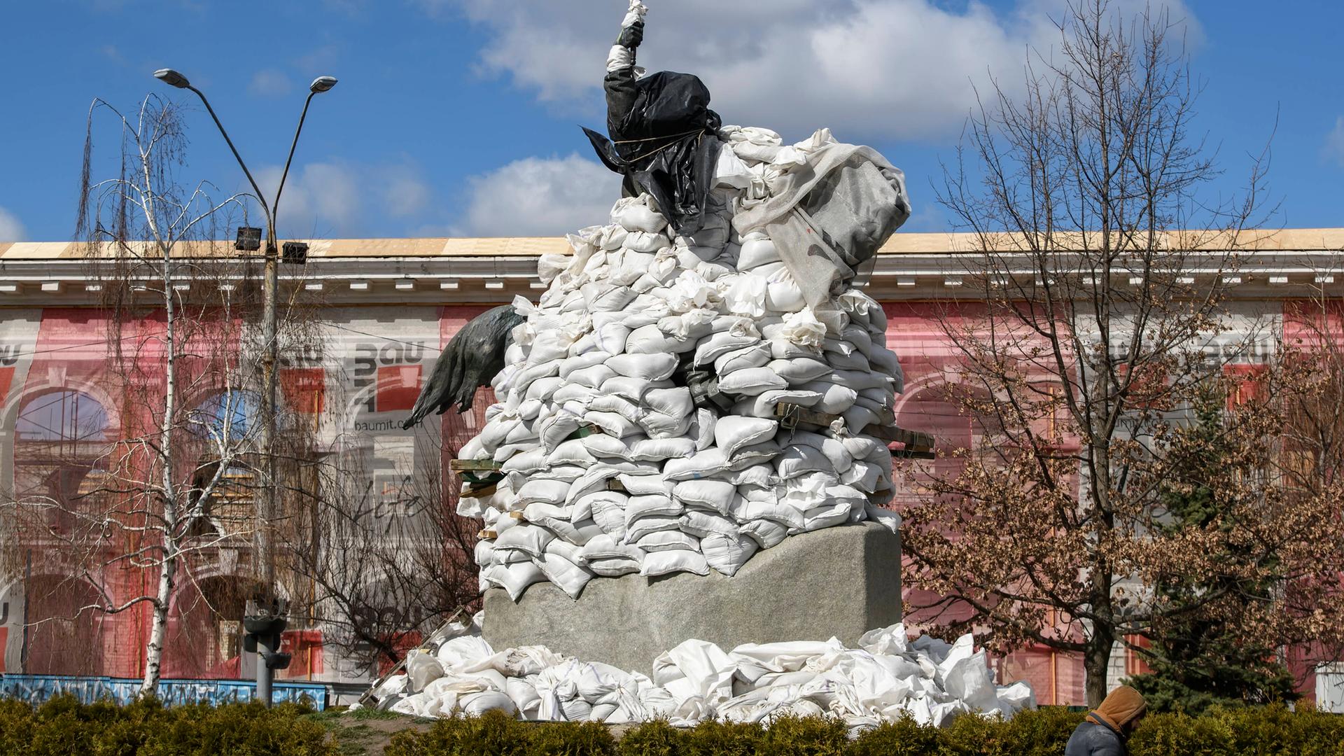 Sandsäcke sollen das Denkmal des königlichen Oberbefehlshabers, Petro Sahaidachny, in Kiew (Ukraine) vor russischen Angriffen schützen (26. März 2022)
