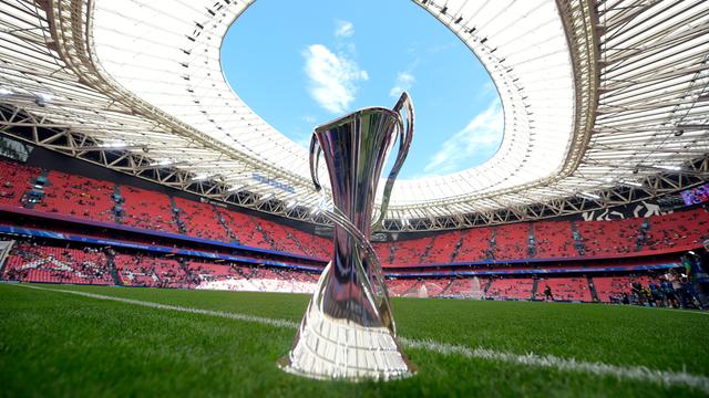 Der Champions-League-Pokal von den Frauen auf dem Spiel-Feld.