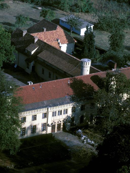 Luftaufnahme von Schloss Petzow mit Landschaftspark von Lenne in Petzow bei Potsdam.