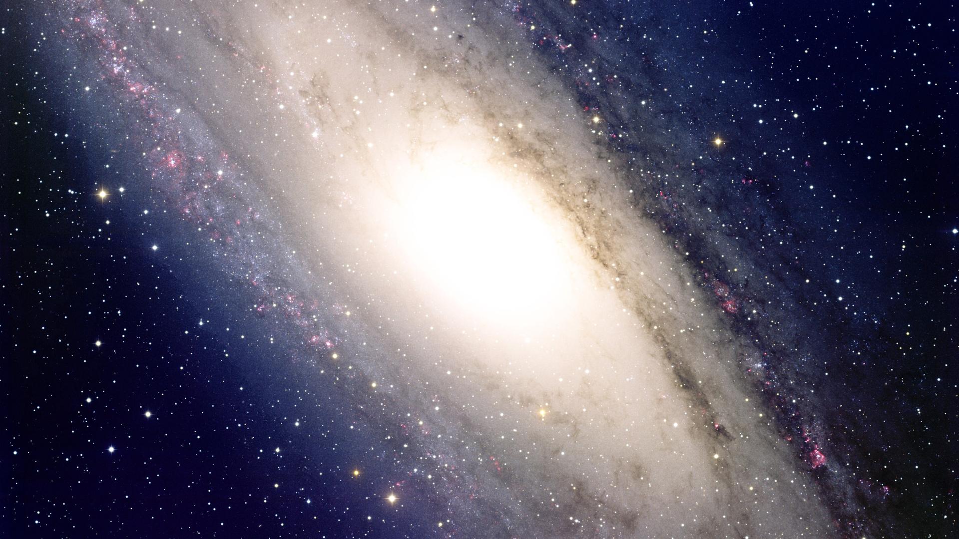 Ihr Licht ist 2 Millionen Jahre bis zur Erde unterwegs: Die große Spiralgalaxie M31 im Sternbild Andromeda, unser Nachbar im Kosmos