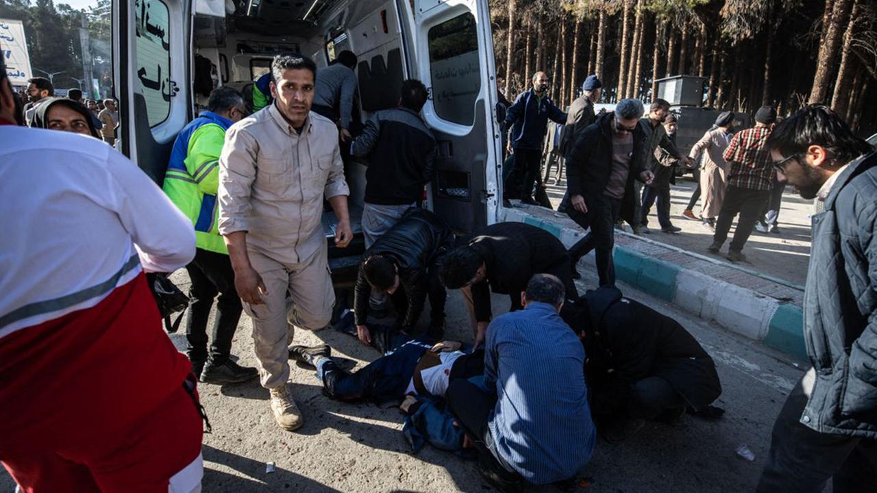 Rettungskräfte kümmern sich um Verletzte nach Explosionen in Kerman im Iran.