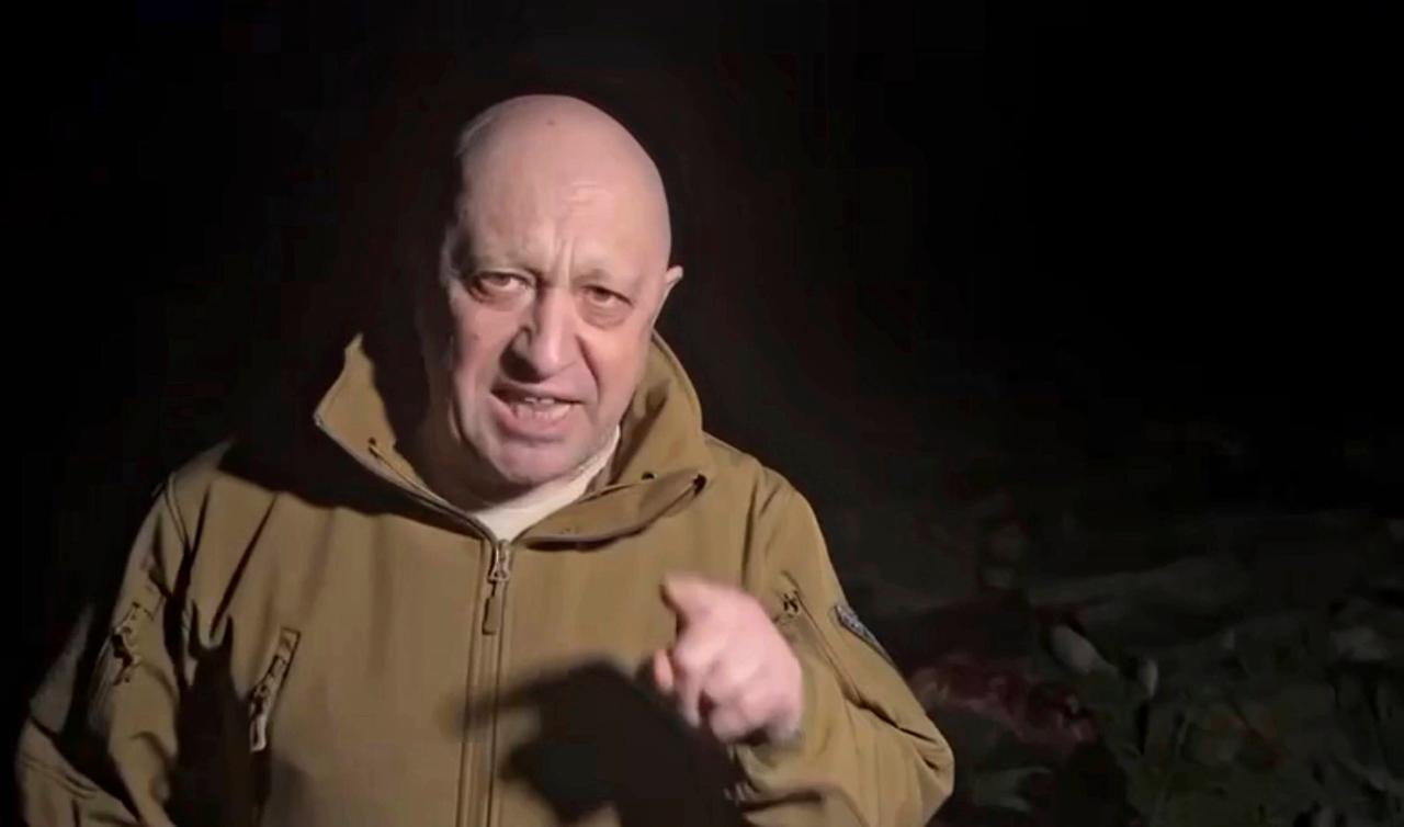 Chef der Söldnergruppe Wagner, Jewgeni Prigoschin, steht im Dunkeln vor getöteten Söldnern und spricht wütend in die Kamera.