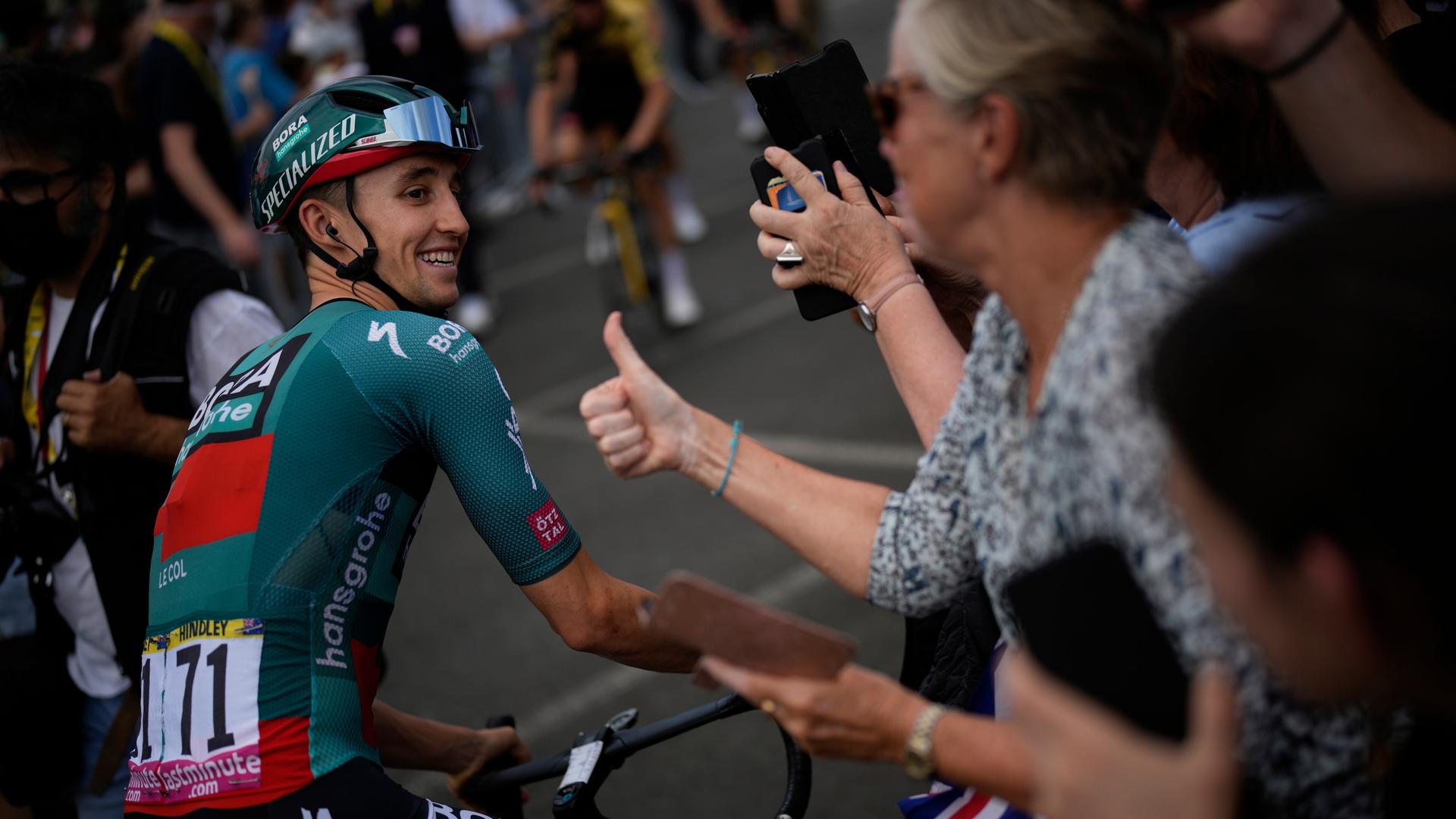 Jai Hindley, umringt von Fans zum Auftakt der fünften Etappe Jai Hindley, umringt von Fans zum Auftakt der fünften Etappe