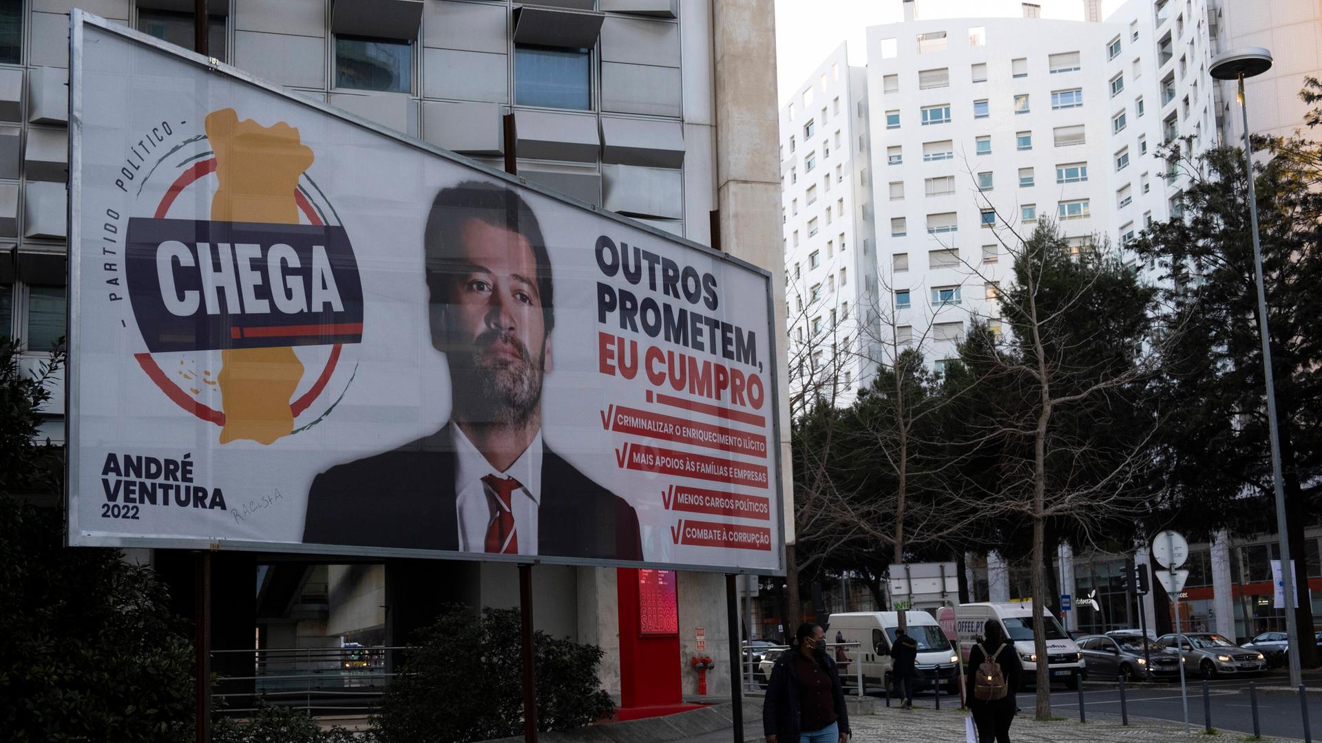 An einer Straßenecke in Lissabon hängt ein Wahlplakat der Chega-Partei mit dem Bild des Parteichefs André Ventura