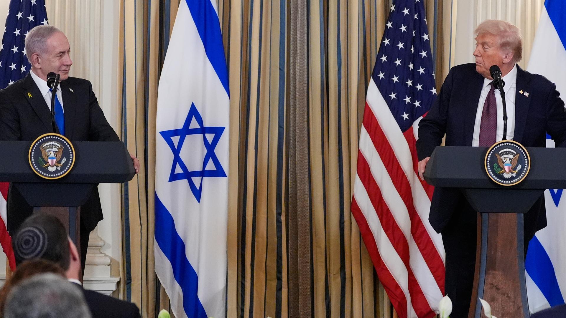 US-Präsident Donald Trump spricht während einer Pressekonferenz mit dem israelischen Ministerpräsidenten Benjamin Netanjahu im State Dining Room des Weißen Hauses. 