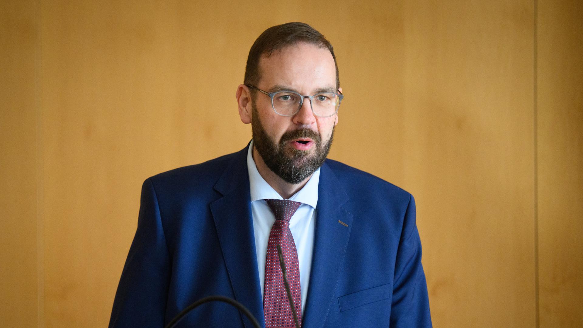 Gordon Hoffmann (CDU), Minister für Bildung, Jugend und Sport des Landes Brandenburg, spricht in ein Mikrofon. Gordon Hoffmann (CDU), Minister für Bildung, Jugend und Sport des Landes Brandenburg, spricht in ein Mikrofon.