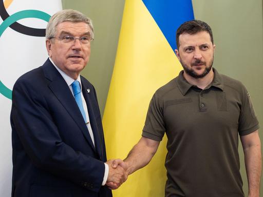 IOC-Präsident Thomas Bach (l.), Ukraines Präsident Wolodymyr Selenskyj bei einem Treffen in Kiew