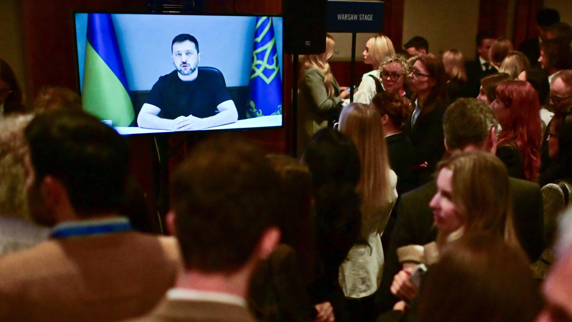 Warschau: Teilnehmer hören während des Warsaw Security Forum (WSF) einer Übertragung des ukrainischen Präsidenten Selenskyj zu. 