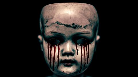 Ein gruseliger Puppenkopf mit blutenden Augen vor schwarzem Hintergrund