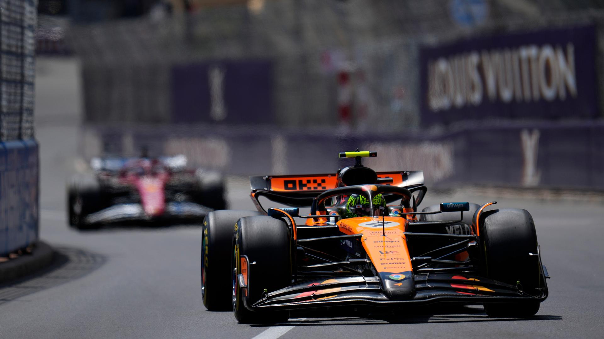 Zu sehen ist ein Formel 1-Rennwagen in Monaco, am Steuer sitzt der britische McLaren-Pilot Lando Norris. Zu sehen ist ein Formel 1-Rennwagen in Monaco, am Steuer sitzt der britische McLaren-Pilot Lando Norris.