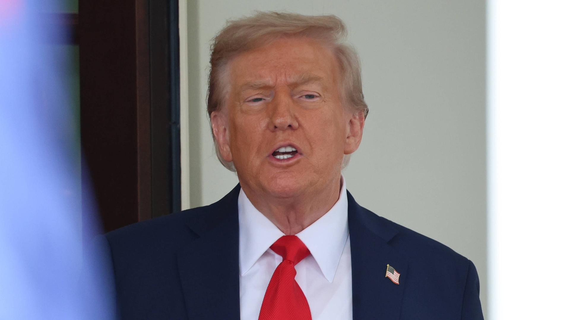 US-Präsident Donald Trump begrüßt Reporter am Eingang zum Oval Office in Washington, D.C., USA