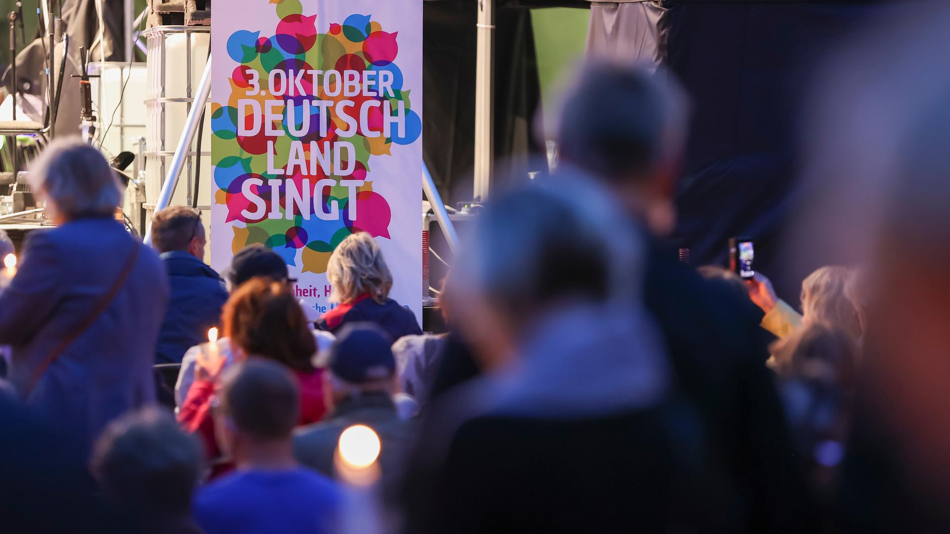 Menschen singen während der Aktion "Deutschland singt und klingt" auf dem Universitätsplatz in Halle ander Saale im Jahr 2021. Menschen singen während der Aktion "Deutschland singt und klingt" auf dem Universitätsplatz in Halle ander Saale im Jahr 2021.