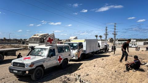Fahrzeuge des Roten Kreuzes im Gazastreifen