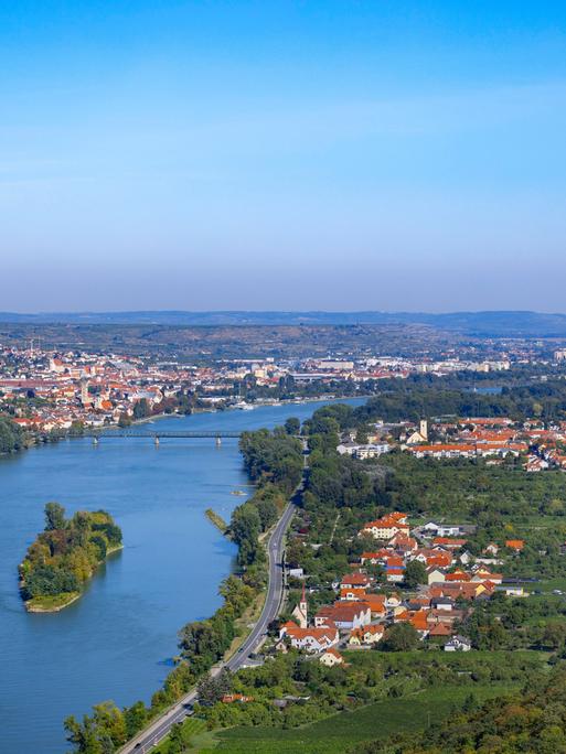 Donau mit Hundsheimer Insel, Mautern und Krems im Hintergrund, Wachau, Niederösterreich, Österreich, Europa. (Quelle: picture alliance)
