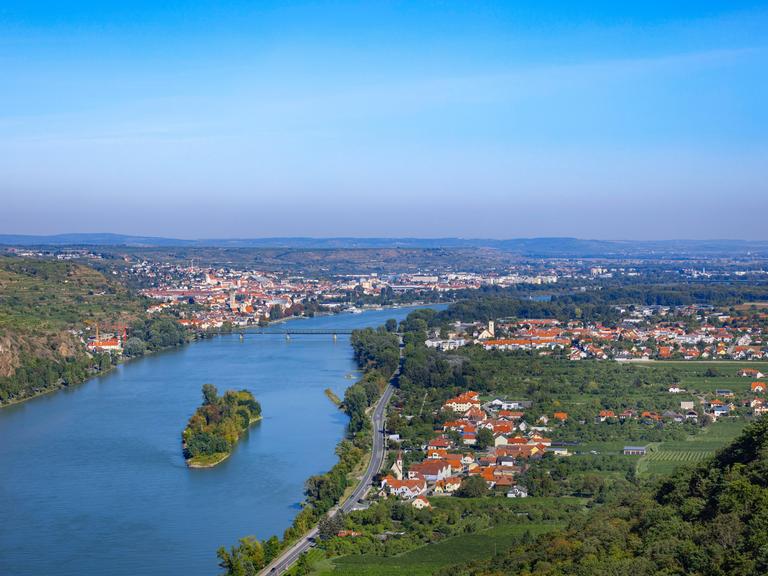 Donau mit Hundsheimer Insel, Mautern und Krems im Hintergrund, Wachau, Niederösterreich, Österreich, Europa. (Quelle: picture alliance)