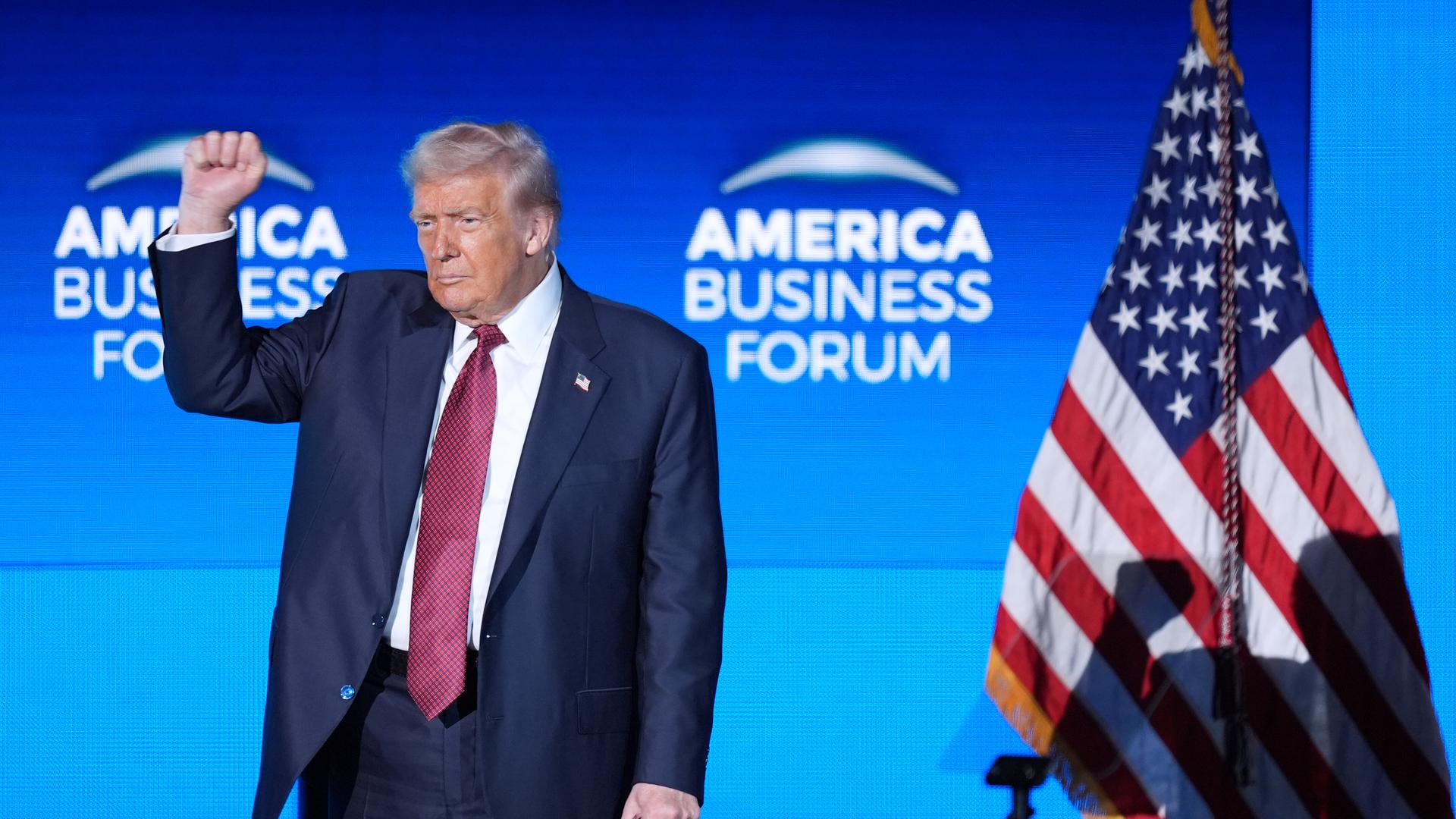 US-Präsident Donald Trump streckt kämpferisch die Faust in die Höhe als er für eine Rede beim American American Business Forum auf die Bühne kommt. US-Präsident Donald Trump streckt kämpferisch die Faust in die Höhe als er für eine Rede beim American American Business Forum auf die Bühne kommt.