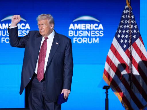 US-Präsident Donald Trump streckt kämpferisch die Faust in die Höhe als er für eine Rede beim American American Business Forum auf die Bühne kommt. US-Präsident Donald Trump streckt kämpferisch die Faust in die Höhe als er für eine Rede beim American American Business Forum auf die Bühne kommt.