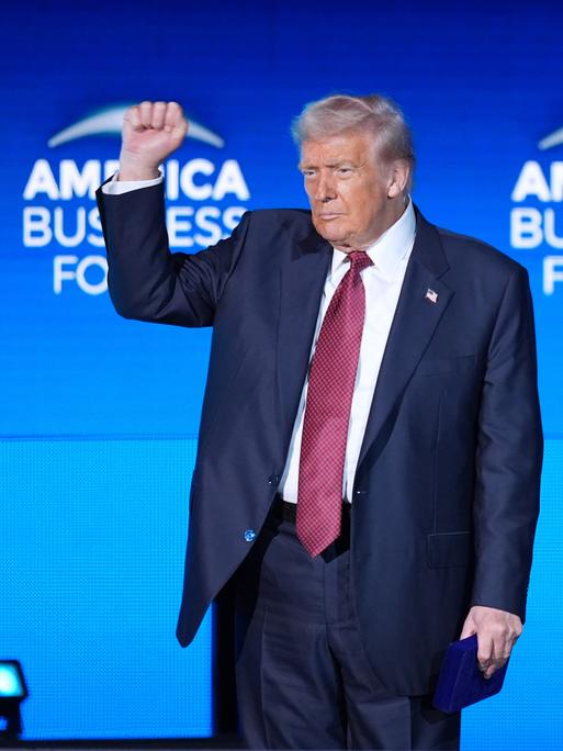 US-Präsident Donald Trump streckt kämpferisch die Faust in die Höhe als er für eine Rede beim American American Business Forum auf die Bühne kommt. US-Präsident Donald Trump streckt kämpferisch die Faust in die Höhe als er für eine Rede beim American American Business Forum auf die Bühne kommt.