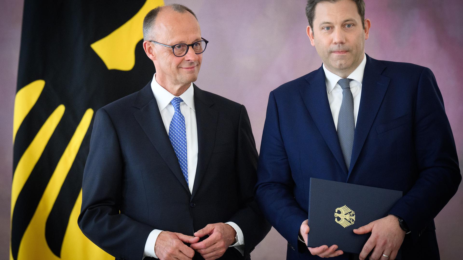 Bundeskanzler Friedrich Merz (CDU) und Lars Klingbeil (SPD), Bundesminister der Finanzen, stehen bei der Ernennung der neuen Bundesministerinnen und Bundesminister im Schloss Bellevue.