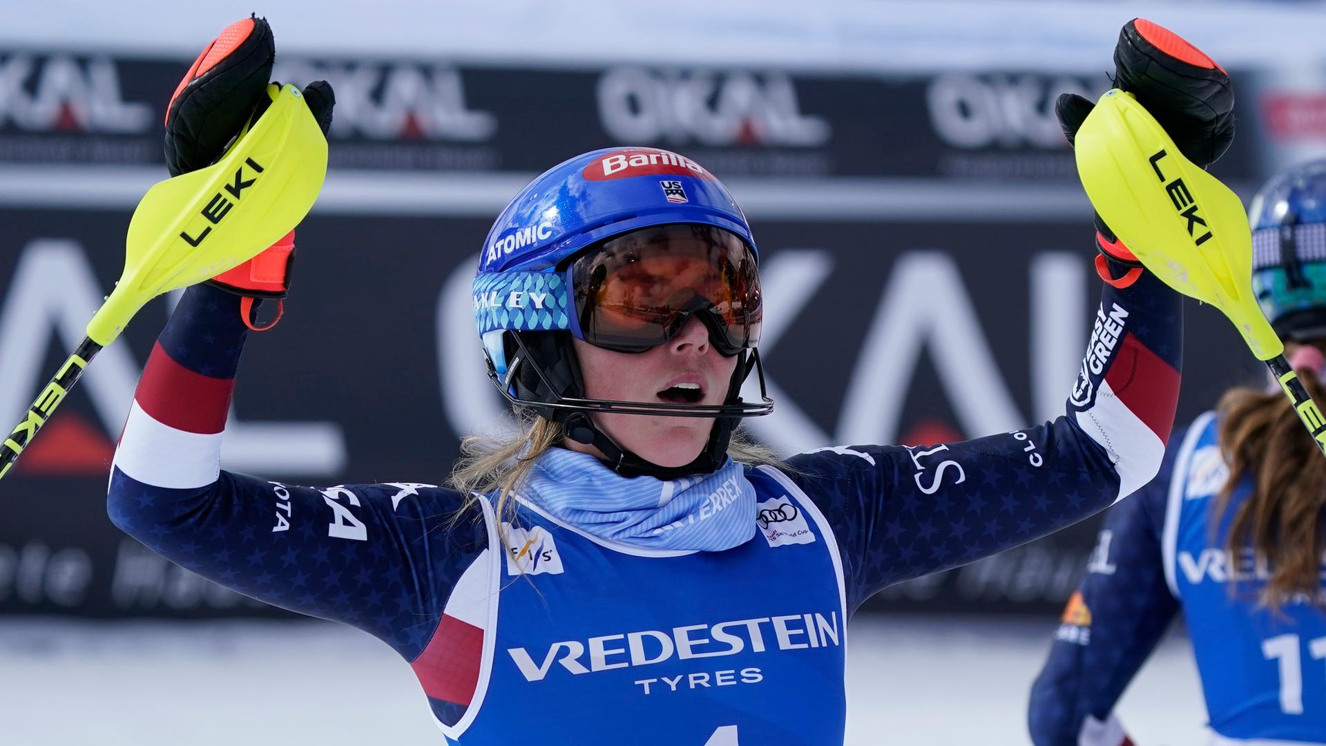 Mikaela Shiffrin reißt nach dem Slalom in Sistiere erschöpft die Arme nach oben. 