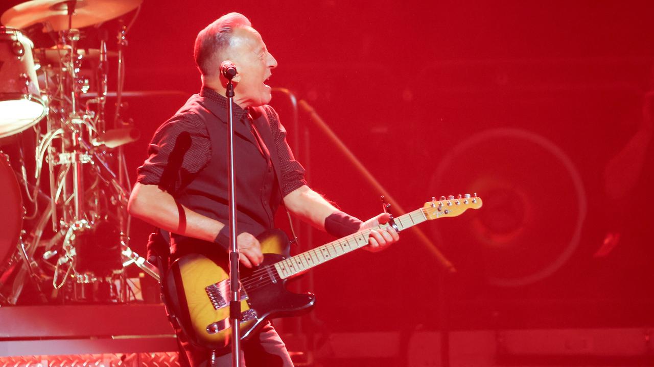 Bruce Springsteen tritt am Eröffnungsabend der „Land of Hope And Dreams“-Tour im Target Center in Minneapolis auf.