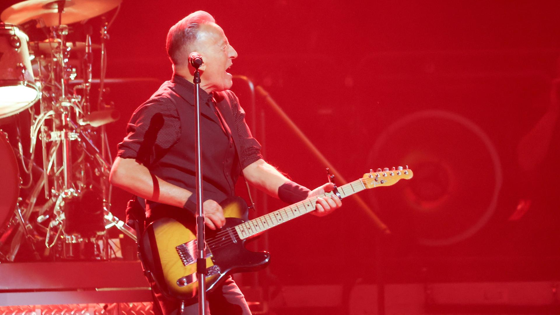 Bruce Springsteen tritt am Eröffnungsabend der „Land of Hope And Dreams“-Tour im Target Center in Minneapolis auf. (Quelle: picture alliance)