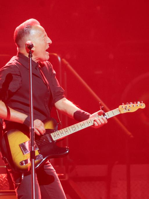 Bruce Springsteen tritt am Eröffnungsabend der „Land of Hope And Dreams“-Tour im Target Center in Minneapolis auf. (Quelle: picture alliance)