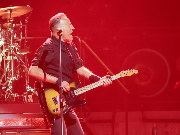 Bruce Springsteen tritt am Eröffnungsabend der „Land of Hope And Dreams“-Tour im Target Center in Minneapolis auf. (Quelle: picture alliance)