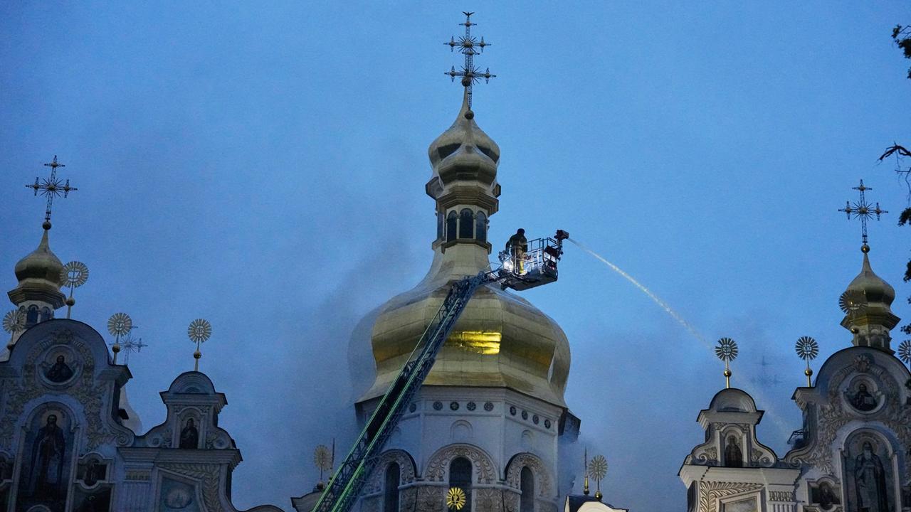 Ukraine, Kiew: Feuerwehrleute löschen einen Brand in der Kiewer Mariä-Entschlafenskirche Pechersk-Lawra, auch bekannt als Höhlenkloster, nach einem russischen Raketen- und Drohnenangriff.