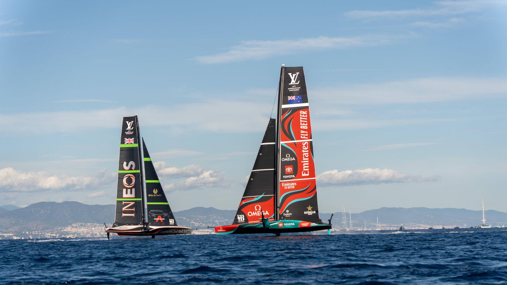 ZWei Segelboote segeln auf dem Meer aufeinadner zu: Links, kleiner im Bild, das Boot der Briten beim America's Cup, rechts das von Neuseeland. 