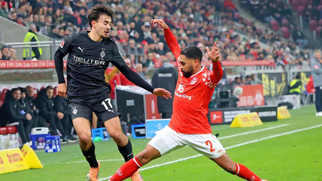 Das Bild zeigt einen Zweikampf zwischen Jens Castrop von Borussia Monchengladbach und Phillipp Mwene vom FSV Mainz 05 beim Spiel der beiden Clubs am 5. Dezember 2025.