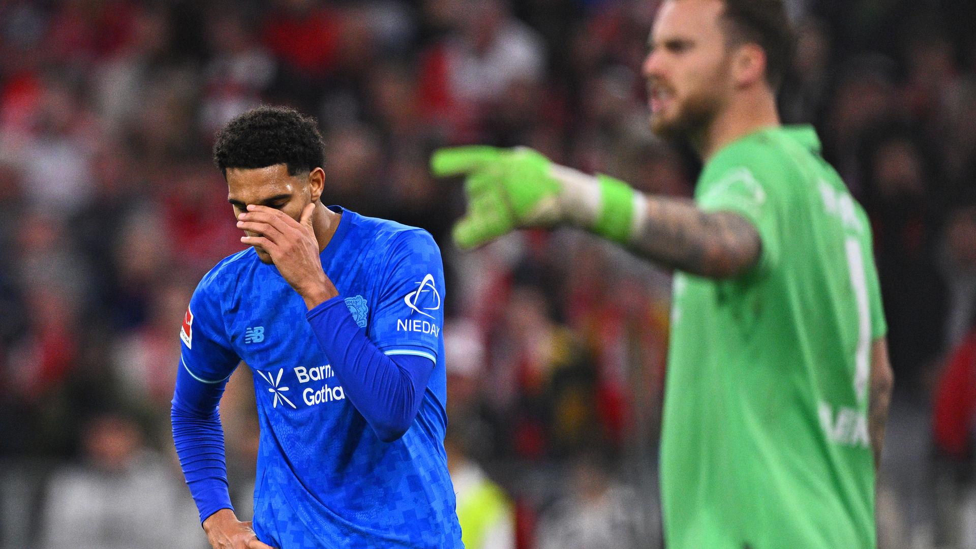 Jarell Quansah von Bayer Leverkusen steht enttäuscht auf dem Platz. Jarell Quansah von Bayer Leverkusen steht enttäuscht auf dem Platz.