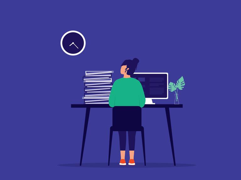 Illustration einer Frau, die von hinten zu sehen ist und am Schreibtisch sitzt. Auf dem Schreibtisch steht ein Monitor und es stapeln sich Ordner. An der Wand hängt eine Uhr zu der die Frau schaut.