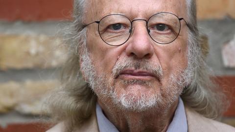 Peter Gotthardt studierte Komposition, Klavier, Dirigieren und Korrepetition. Eine der ersten beruflichen Stationen war die Komische Oper, wo er als Repetitor arbeitete, dann die Filmstudios in Potsdam-Babelsberg. Porträt aus dem Jahr 2021.